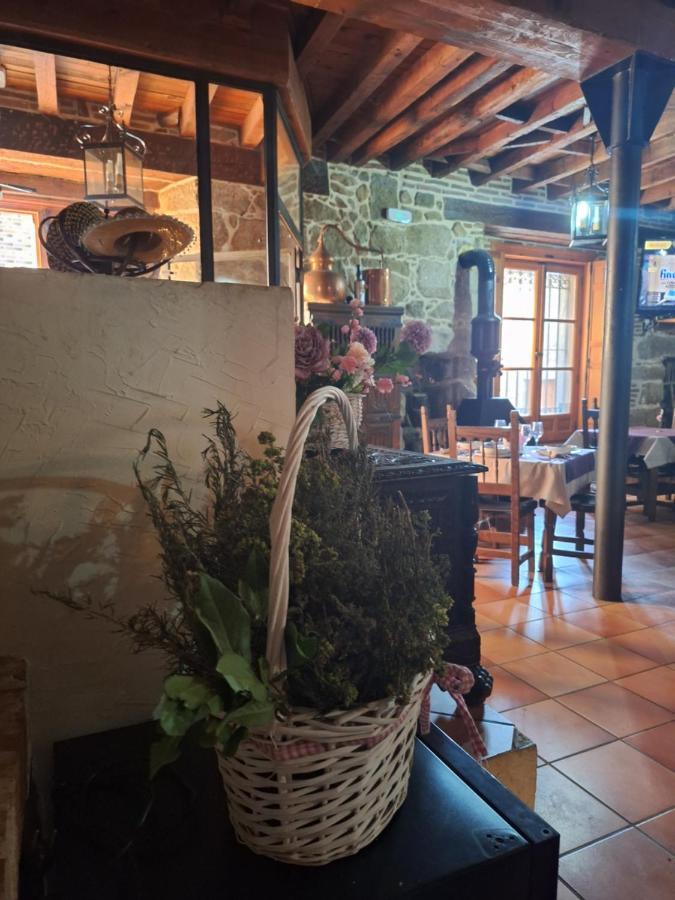 Hostal El Patio Restaurante Сан-Бартоломе-де-Пинарес Экстерьер фото